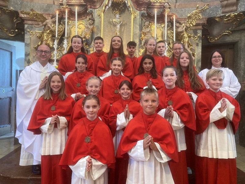 Bild "Pfarrei Gotteszell:Ministranten-Aufnahme-Gotteszell-2024.jpg"