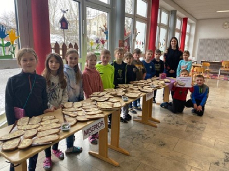 Bild "Pfarrei Patersdorf:Butterbrotaktion-Patersdorf.jpg"