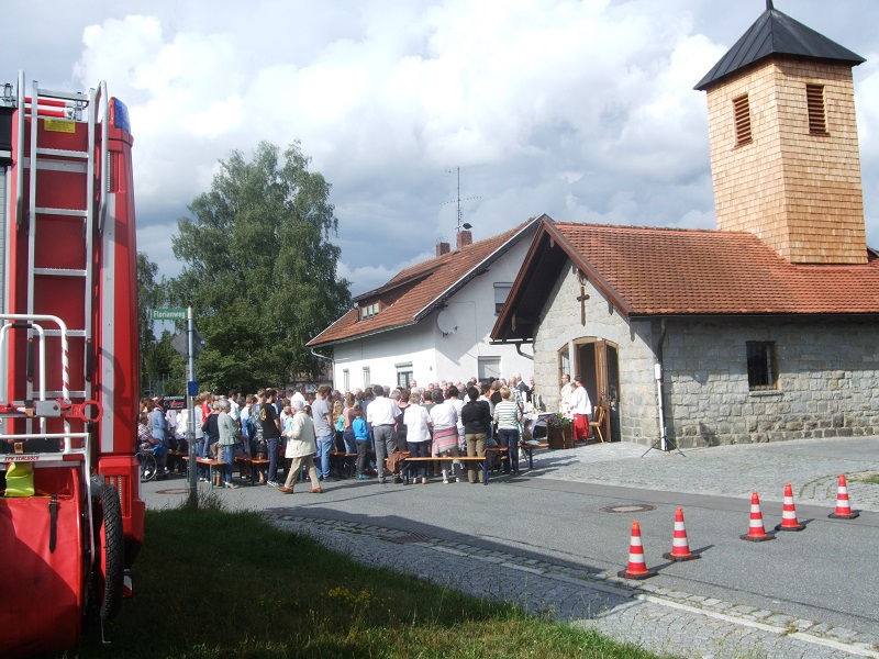 Bild "Pfarrei Patersdorf:Festgottesdienst_vor_der_Kapelle.jpg"