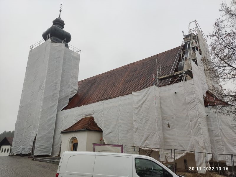 Bild "Pfarrei Patersdorf:Pfarrkirche_komplett_verhuellt.jpg"