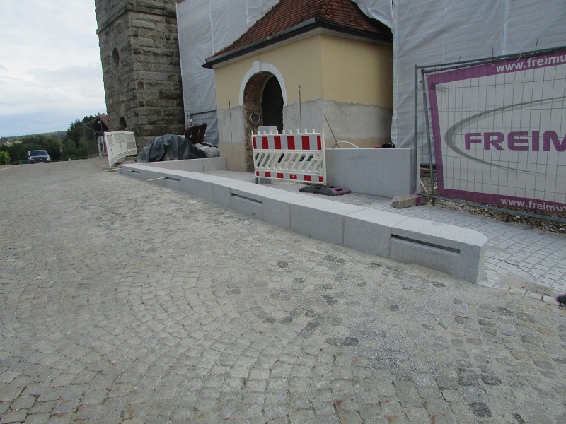 Bild "Pfarrei Patersdorf:Seiteneingang_barrierefrei.JPG"