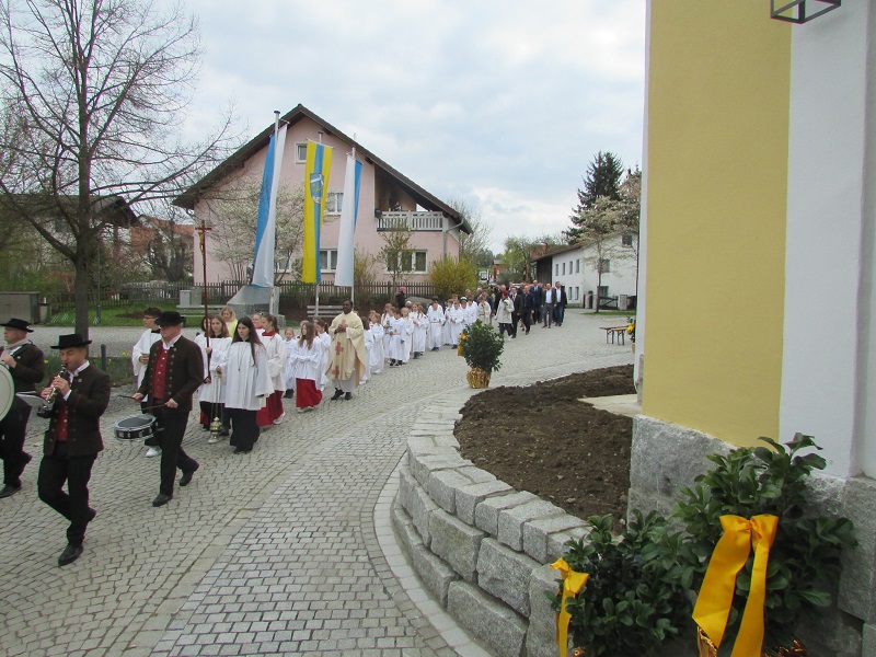 Bild "Pfarrei Patersdorf:Wiedereroeffnung_der_Kirche_Kirchenzug_Bild_1.JPG"