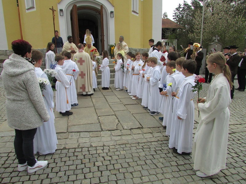 Bild "Pfarrei Patersdorf:Wiedereroeffnung_der_Kirche_Nachbericht_Erstkommunionkinder_Bild_2.JPG"