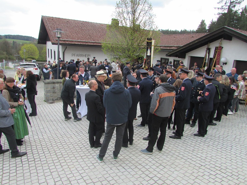 Bild "Pfarrei Patersdorf:Wiedereroeffnung_der_Kirche_Nachbericht_Stehempfang_Bild_5.JPG"