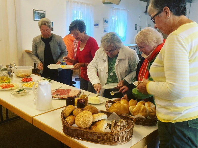 Bild "Pfarrei Teisnach:Frauentreff-Teisnach-Fruehstueck-2023.jpg"