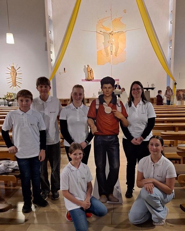 Bild "Pfarrei Teisnach:Freunde_von_Carlo_Acutis_in_Landshut.JPG"