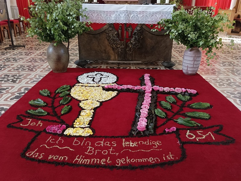 Bild "Pfarrei Teisnach:Fronleichnam_Teppich.JPG"