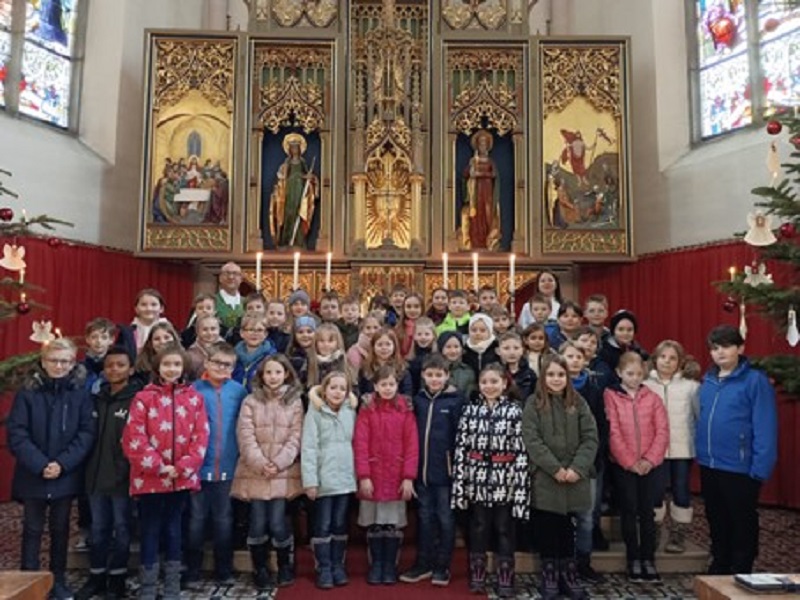 Bild "Pfarrei Teisnach:Kommunionkinder_Geiersthal-Teisnach-Patersdorf_2023.jpg"