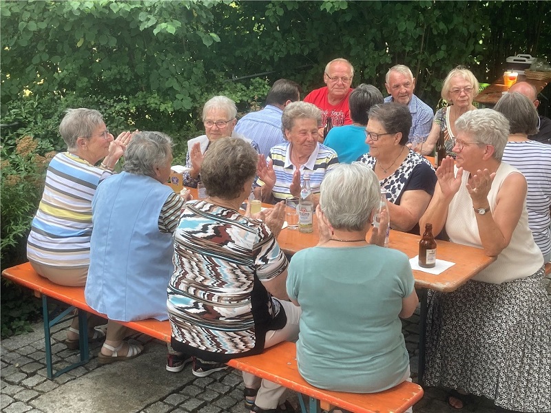 Bild "Pfarrei Teisnach:Senioren-Biergarten-Pfarrhof-2023.jpg"