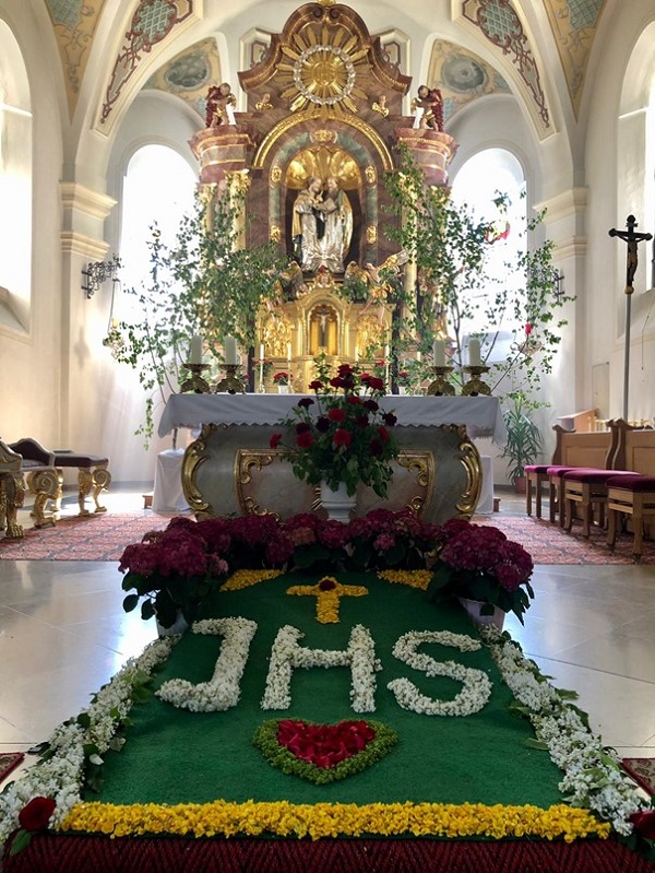 Bild "Pfarreiengemeinschaft:Altar_March_Fronleichnam_2021.jpg"