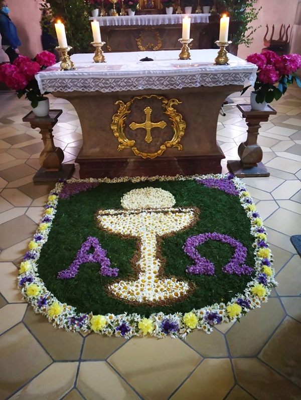 Bild "Pfarreiengemeinschaft:Altar_Patersdorf_Fronleichnam_2021.jpg"