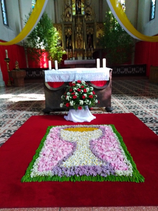 Bild "Pfarreiengemeinschaft:Altar_Teisnach_Fronleichnam_2021.jpg"