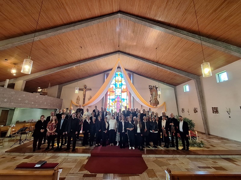 Bild "Pfarreiengemeinschaft:Chor_und_Orchester_in_Kaikenried.JPG"