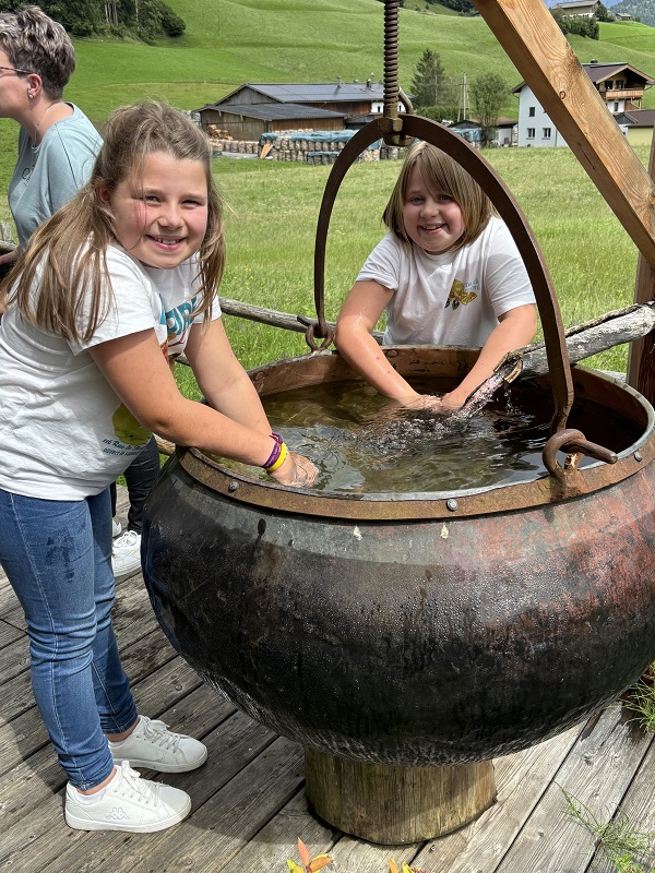 Bild "Pfarreiengemeinschaft:Frauenausflug-2025-Anna_und_Sophie.jpg"