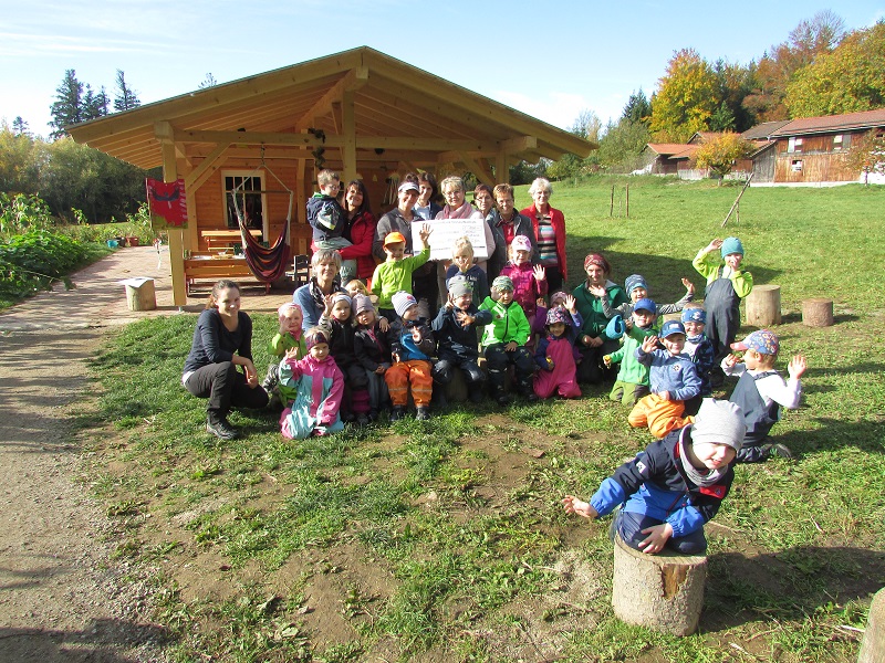 Bild "Pfarreiengemeinschaft:Mosaikspende_an_Waldkindergarten.jpg"